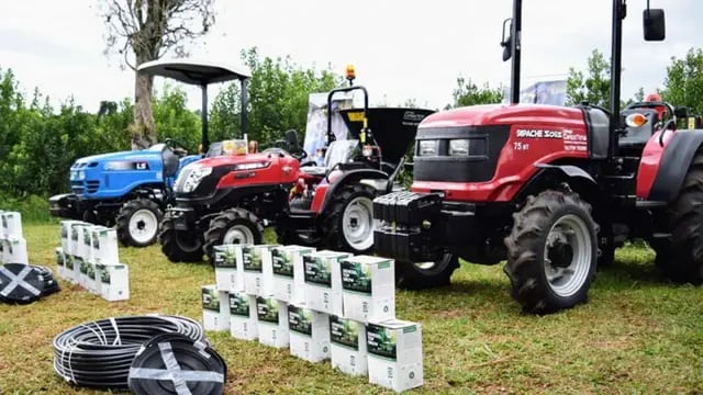 Montecarlo: hicieron entrega de insumos y maquinaria agrícola a productores rurales