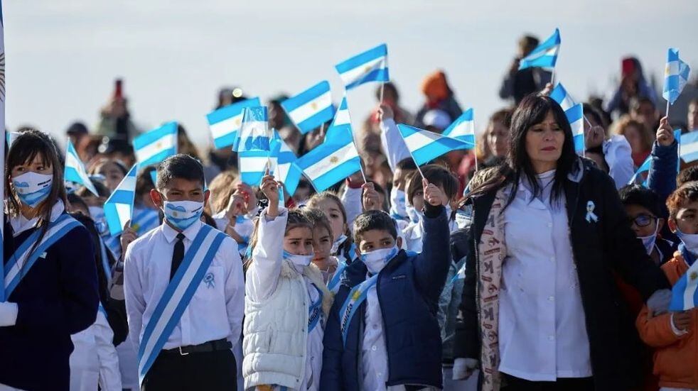 Más de 3.000 alumnos prometieron lealtad a la Bandera Nacional en la IV Brigada