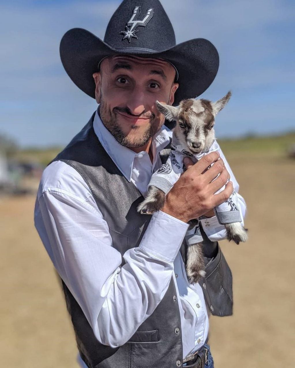 Manu Ginobilli posando con una cabra bebé (Foto: Instagram).