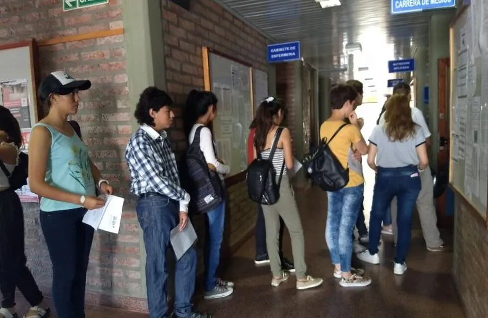 Adolescentes hacen fila para anotarse en Medicina (Web)