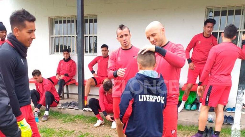 Un paranaense superó el cáncer y cumplió su sueño de conocer a los jugadores de Patronato