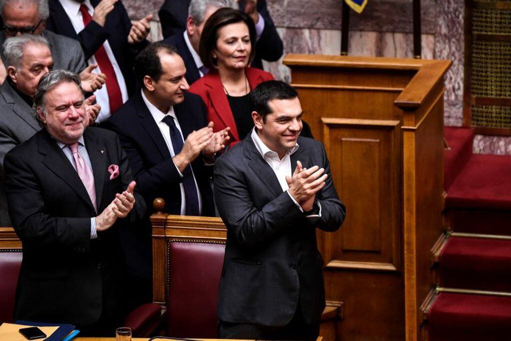 El primer ministro Alexis Tsipras celebra la votación en la sesión del acuerdo Prespa