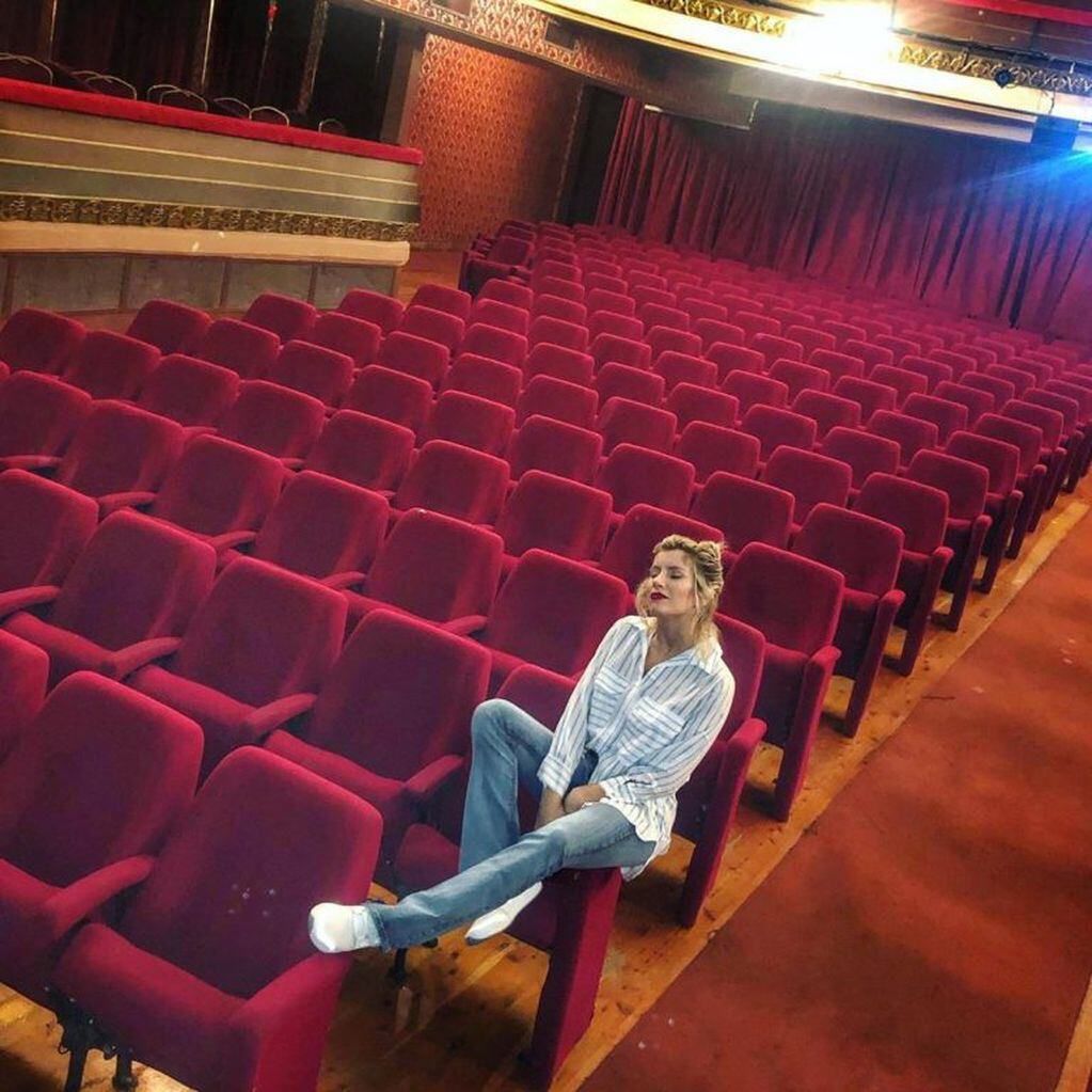 Laurita Fernández posa en el teatro Lola Membrives (Foto: Instagram)