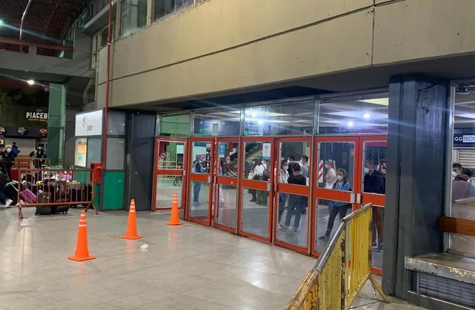 Pasajeros esperando en la terminal de Córdoba. (Foto Cadena 3).