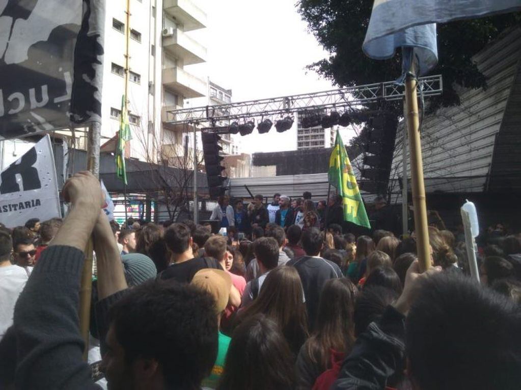 Marcha de docentes universitarios en Rosario.