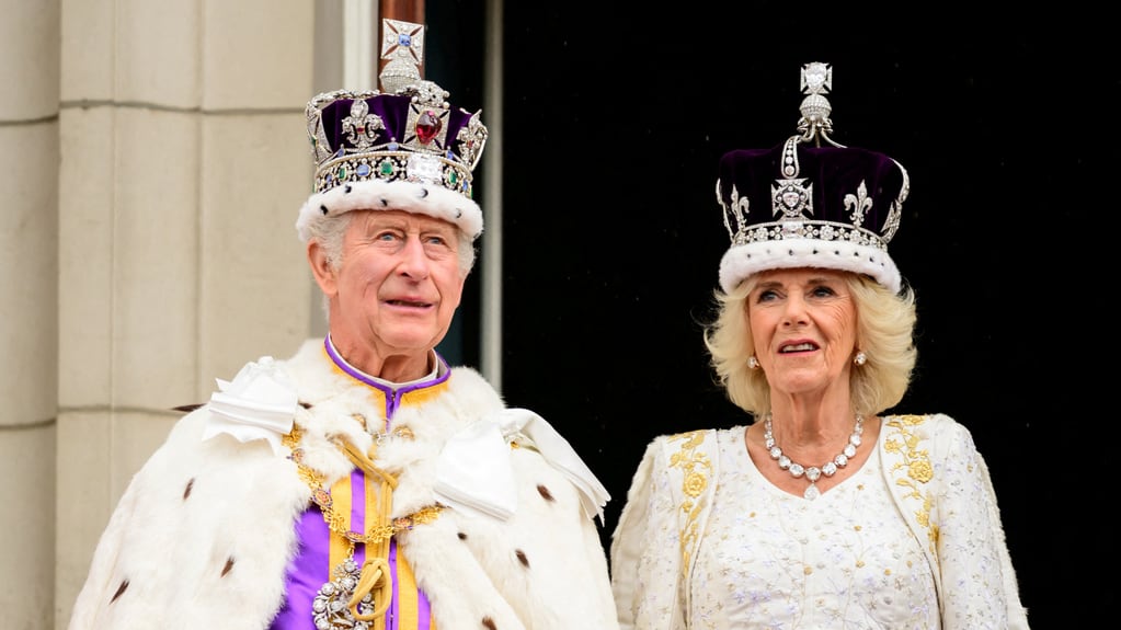 El rey Carlo III y la reina consorte