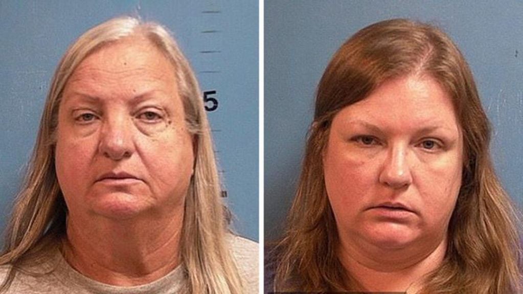 Lynda Susan Cummings y su hija Brandi Louise Marzka, las dos mujeres detenidas por negligencia animal.