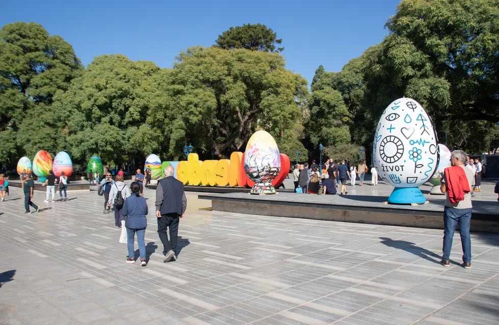 Huevos gigantes serán pintados por artistas en la plaza Independencia.