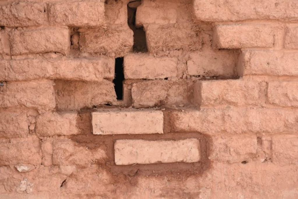 Para  la reparación de las grietas se utiliza adobes de 60 centímetros hechos exclusivamente para el edificio, con tierra apropiada para este tipo de bloques, extraída en la propia localidad de Uquía.