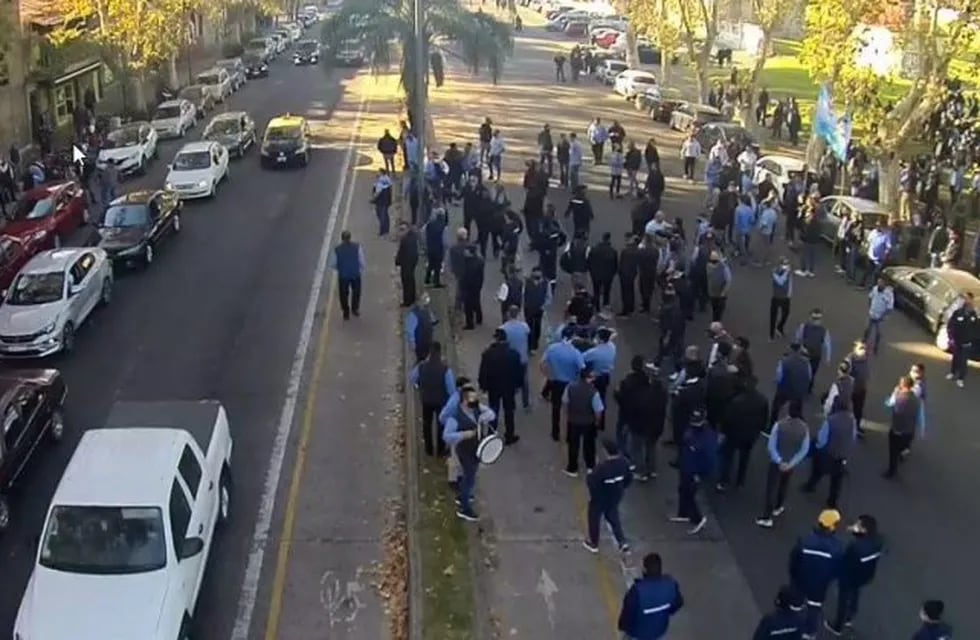 Colectiveros organizaron una protesta sobre 27 de Febrero y Buenos Aires, frente a la sede de la Unión Tranviarios Automotor (UTA). (@cior_rosario)