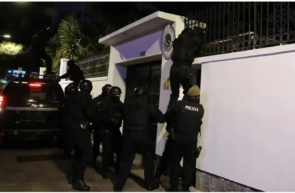 Fuerzas especiales de Ecuador irrumpieron en la embajada de México.