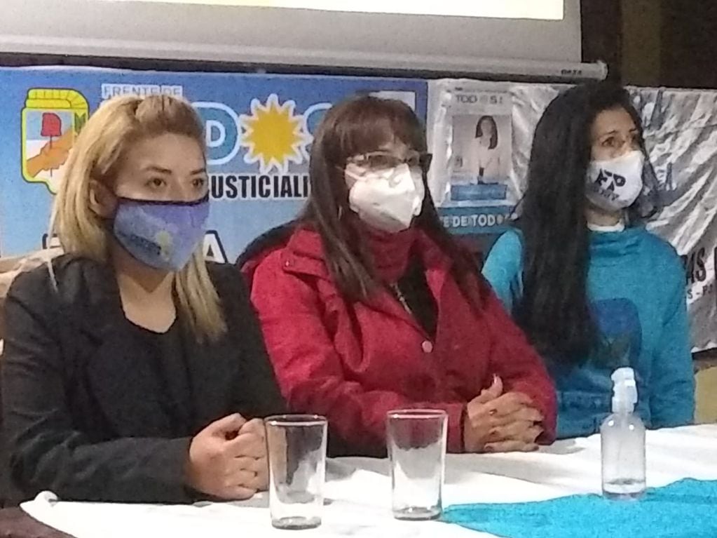 Mariela Tejerina, Zulma Piniella y Eugenia Jamarlli, en una de las reuniones con mujeres en los barrios capitalinos.