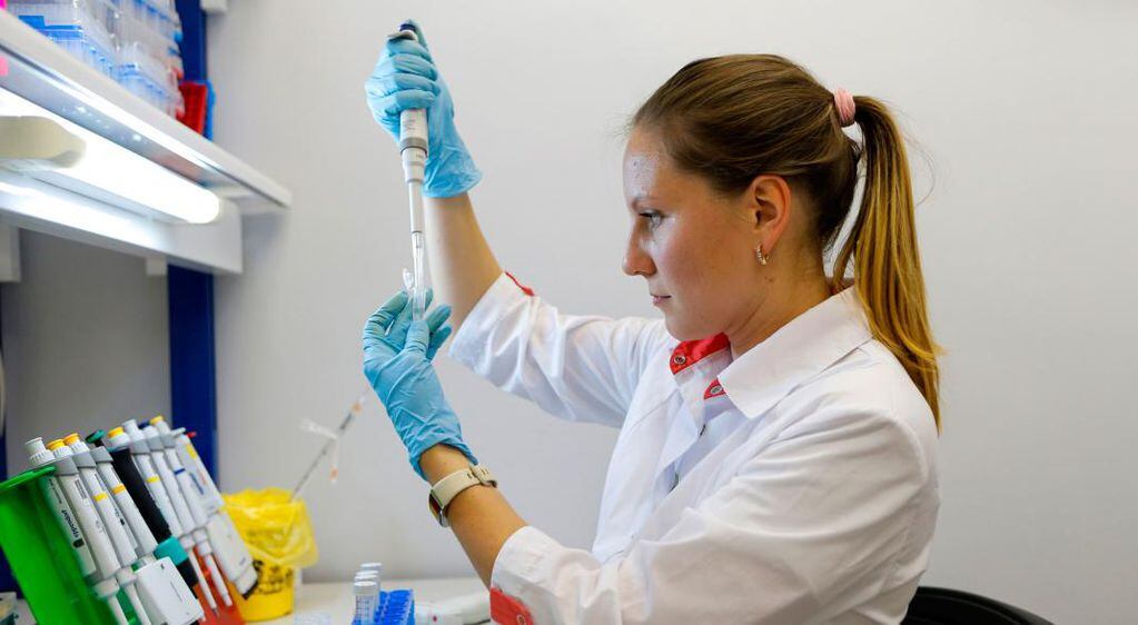 Laboratorio. Una técnica realiza ensayos con la vacuna Sputnik en el Centro de Epidemiología Nikolai Gamaleya, en Moscú. (AP)