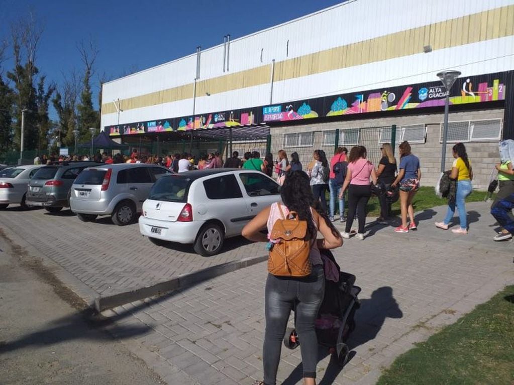 Comenzó la entrega de la Tarjeta Alimentar en el Polideportivo Municipal de Alta Gracia.