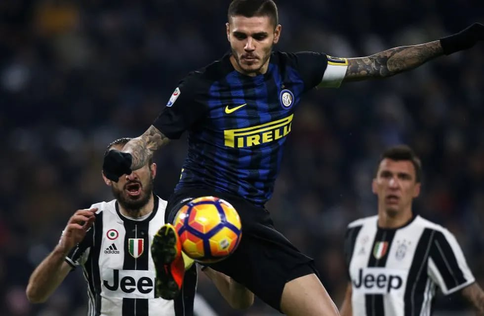 Inter Milan's forward Mauro Emanuel Icardi from Argentina (top) fights for the ball with Juventus' defender Giorgio Chellini during the Italian Serie A football match between Juventus and Inter Milan on February 5, 2017 at Juventus Stadium in Turin. / AFP