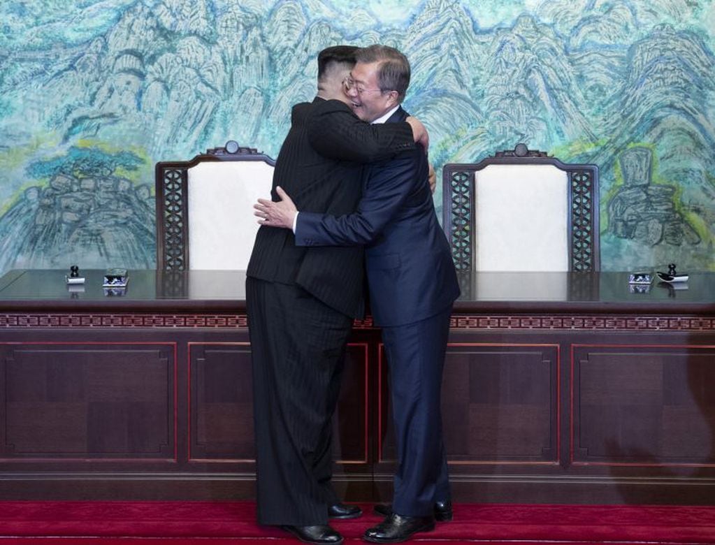 Los líderes coreanos, compartiendo un abrazo simbólico.