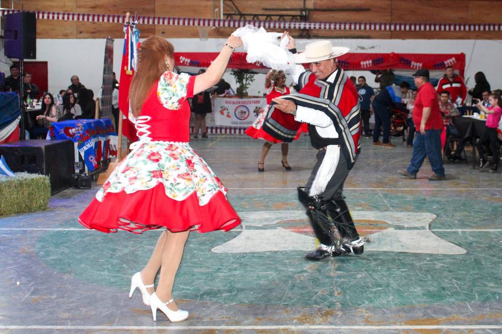 La celebración tuvo representaciones culturales chilenas, como el baile de la cueca chilena.