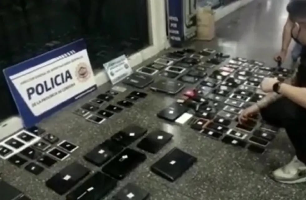 La Policía secuestró más de 100 aparatos tecnológicos. Captura de video