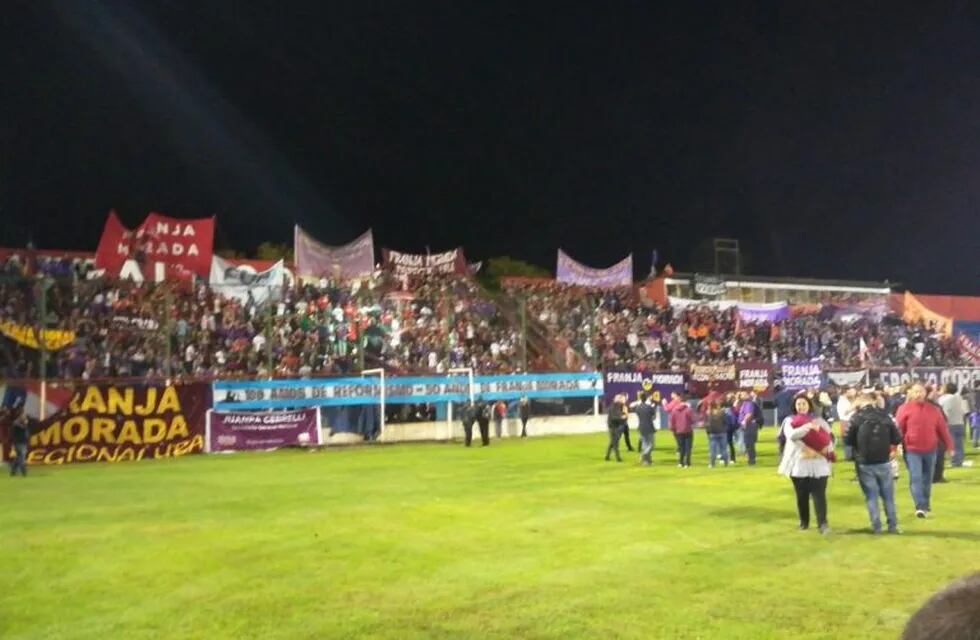 La votación comenzó pasadas las 23 en el estadio Gabino Sosa. (@bartidrake)