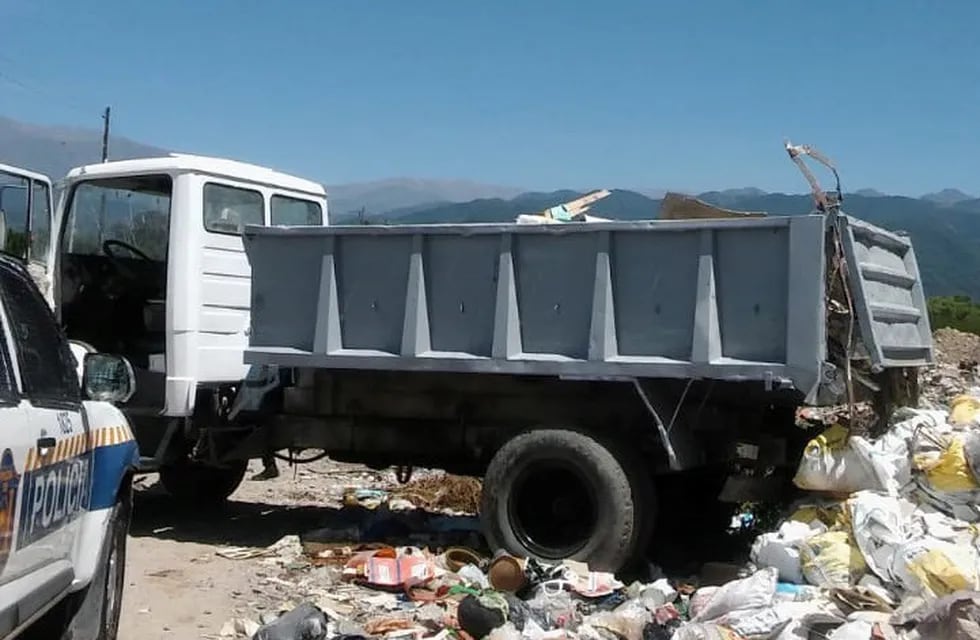 Camión tirando residuos. (Web)