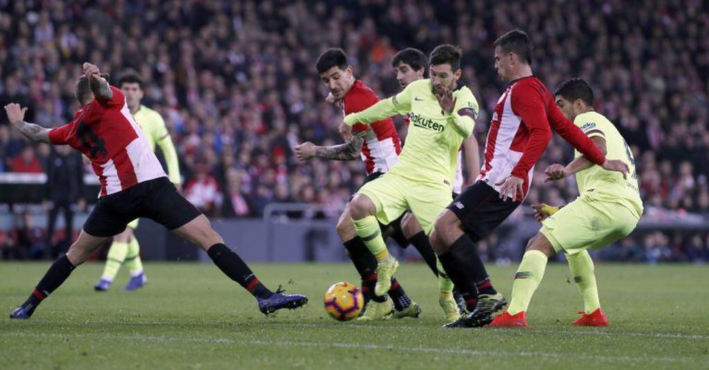 El delantero argentino del Barcelona Lionel Messi rodeado de jugadores del Athletic de Bilbao (EFE/Luis Tejido).