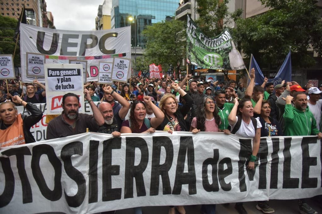 Dirigentes de izquierda en la marcha piquetera en Córdoba.