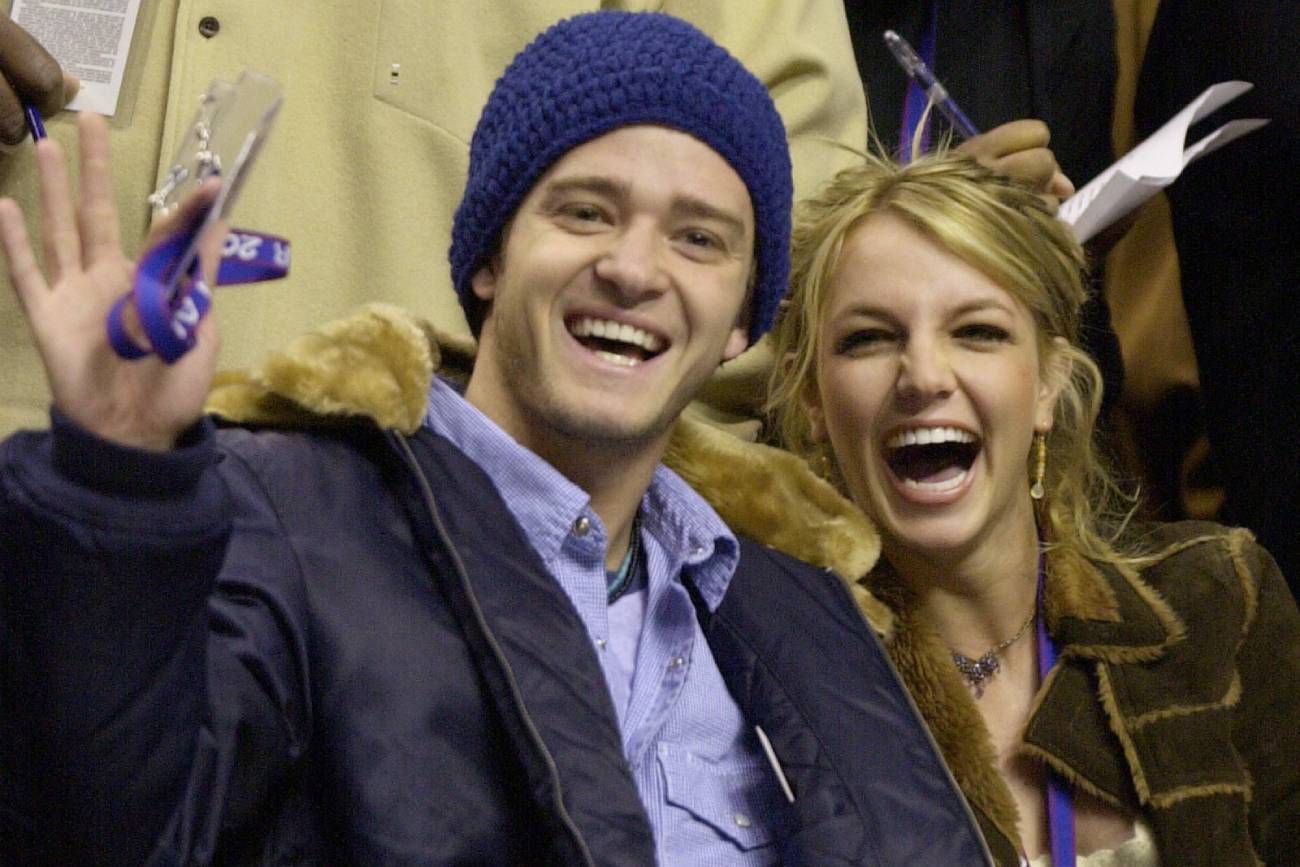Justin Timberlake y Britney Spears en 2002, cuando formaban una pareja consistente en apariencia. (AP)