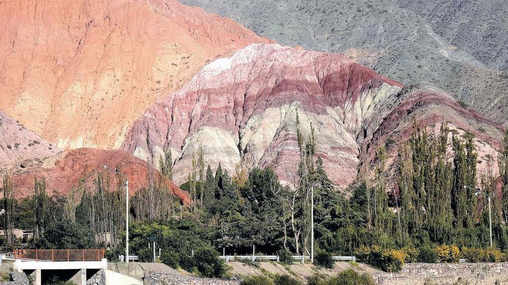Los siete colores del cerro compiten con el entorno, en una paleta de pintor.