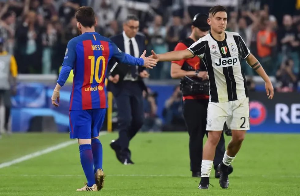 Juventus' forward from Argentina Paulo Dybala (R) shakes hands with Barcelona's Argentinian forward Lionel Messi at the end of the UEFA Champions League quarter final first leg football match Juventus vs Barcelona, on April 11, 2017 at the Juventus stadium in Turin. Juventus won 3-0. / AFP PHOTO / GIUSEPPE CACACE turin italia Paulo Dybala lionel messi campeonato torneo champions league copa liga campeones uefa europea futbol futbolistas partido juventus barcelona