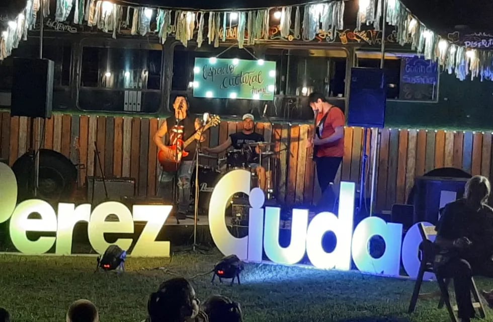 Banda de Rock en el Triangulito de Pérez (Mecha Martínez)