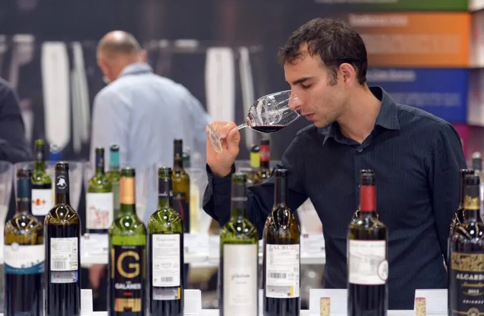 A visitor tastes wine at the Vinexpo, the world's biggest wine fair, in Bordeaux, southwestern France, on June 19, 2017.  / AFP PHOTO / NICOLAS TUCAT francia Bordeaux  exposicion Vinexpo industria vitinicola exposiciones