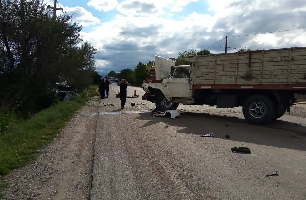 El conductor de un auto murió tras chocar de frente con un camión en Ugarteche. Gentileza