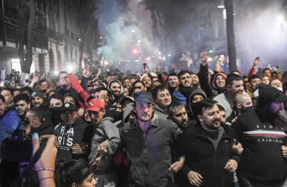 Las imágenes de las manifestaciones en el departamento de Cristina Kirchner del fin de semana pasado. Foto: Federico López Claro.