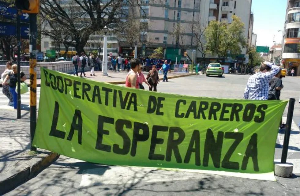 Protesta de carreros y naranjitas en la Municipalidad de Córdoba.
