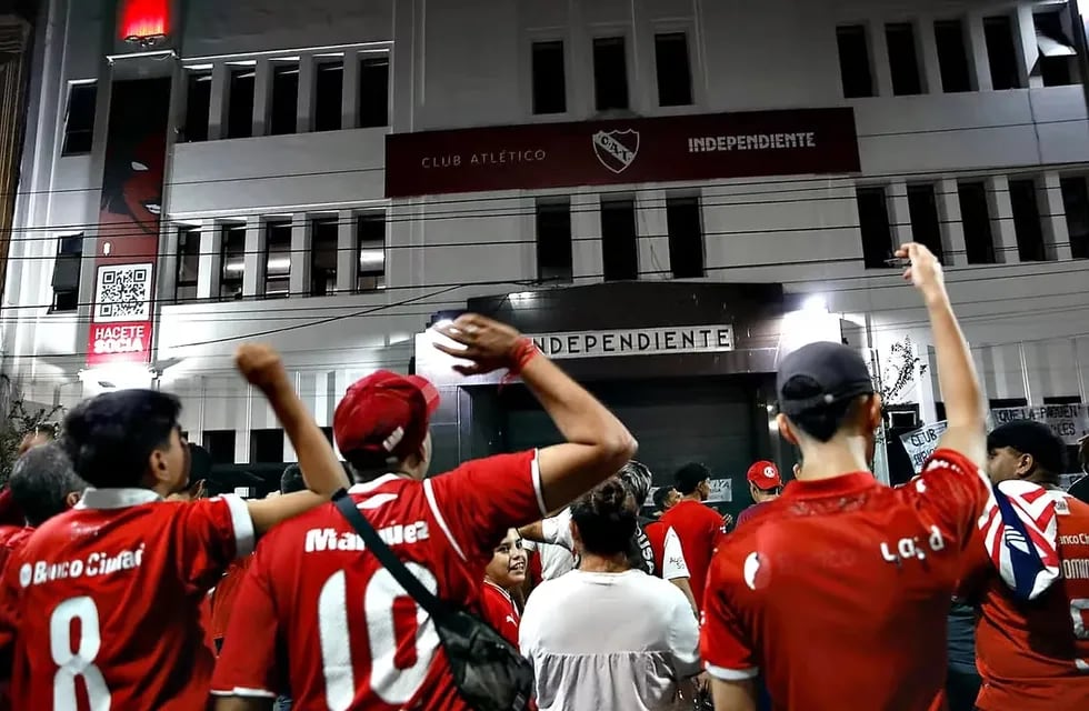 Hinchas de Independiente se congregaron frente a la sede del club, en Avellaneda. (Gentileza La Nación)
