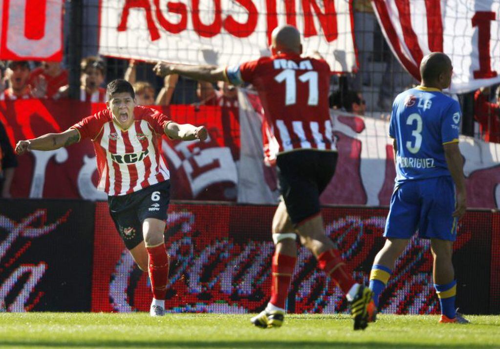 Rojo y Verón frente a Boca en 2010 (EFE).