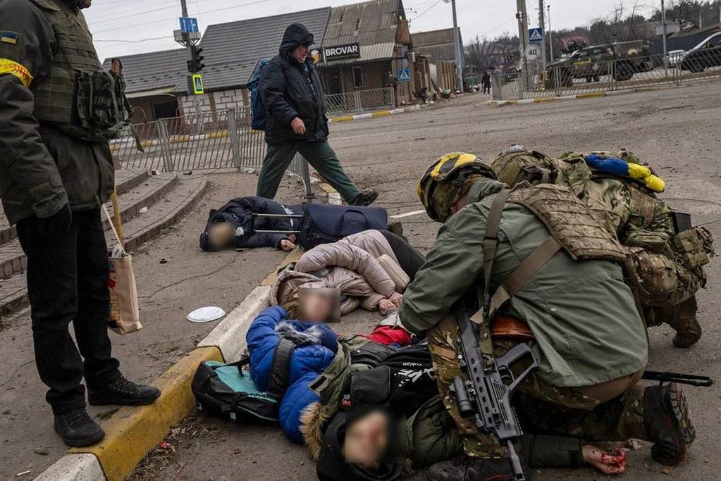 La guerra, cruda. Una familia falleció cuando intentaba huir de la ciudad ucraniana de Irpin. (Lynsey Addario/The New York Times)