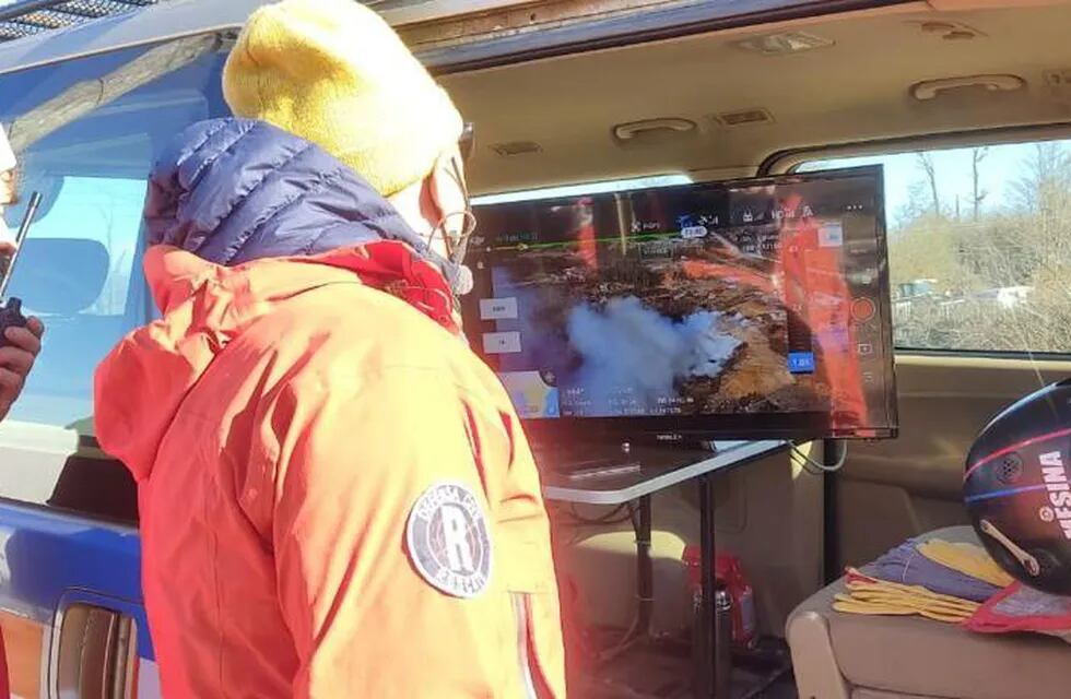El coordinador de Defensa Civil, Cristian Elías informó que “por disposición del intendente, Walter Vuoto partió de Ushuaia un grupo de profesionales para llevar equipamiento y material para el combatir el incendio que se desarrolla en el aserradero”.