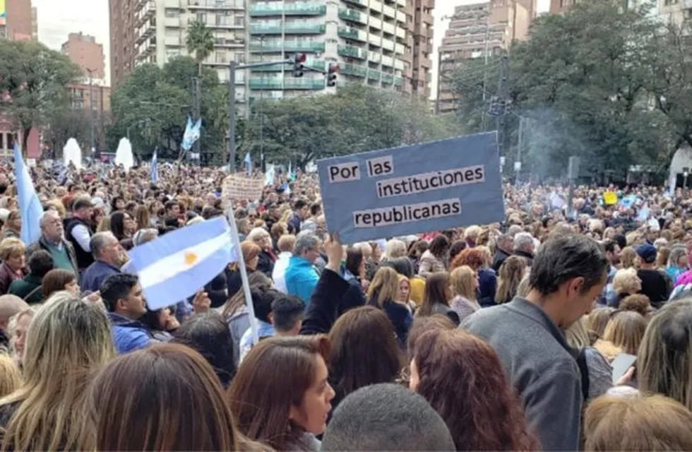 Centenares de cordobeses se manifestaron en favor del Gobierno en la zona céntrica de Córdoba.