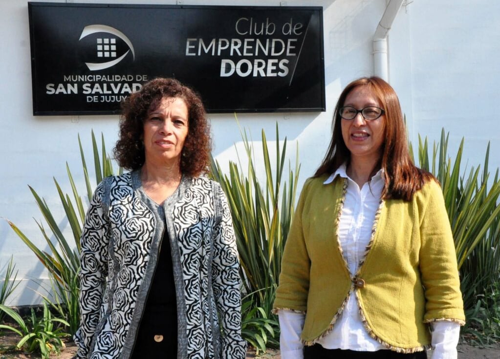 Adriana Díaz y Buenaventura Mamaní, las funcionarias municipales que informaron sobre las capacitaciones para emprendedores.