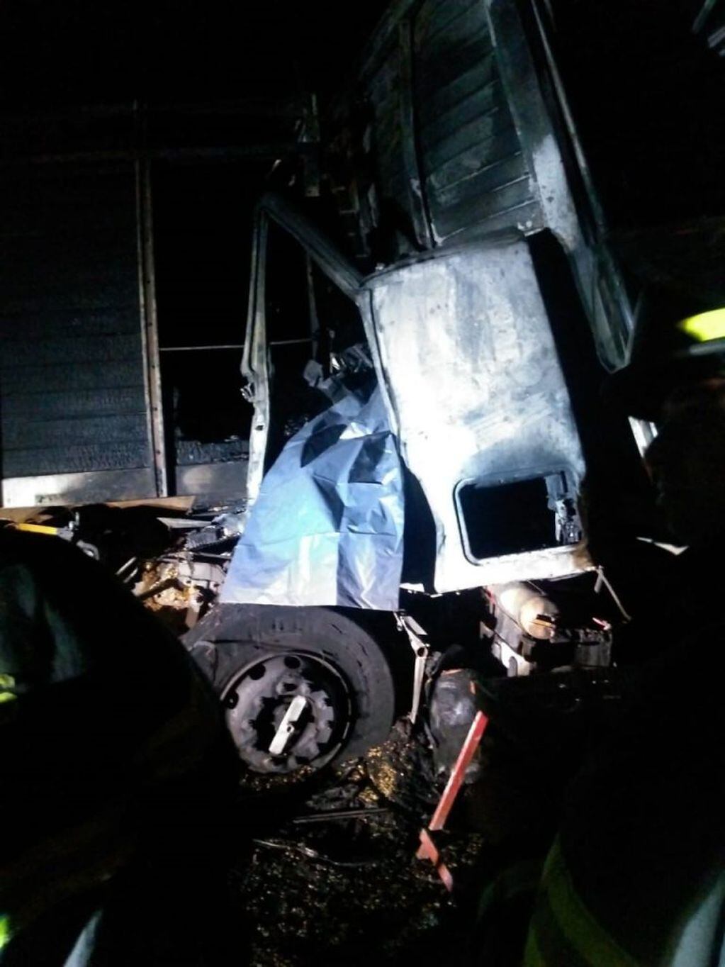La cabina del camión Iveco se incendio y su chofer murió. (Min. Seguridad)