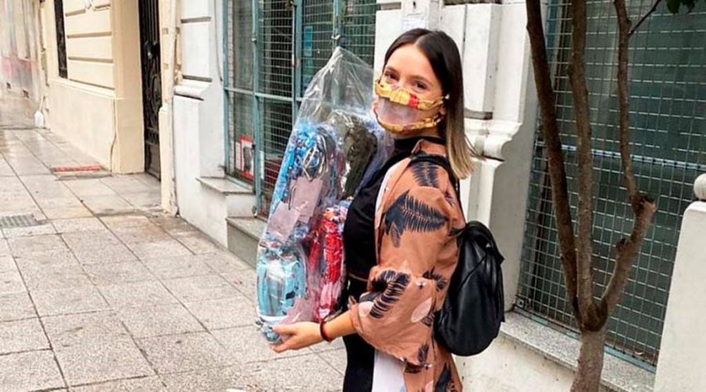 La amiga de Milagros llevando un pedido de tapabocas por las calles de Buenos Aires (Mila Chemin)