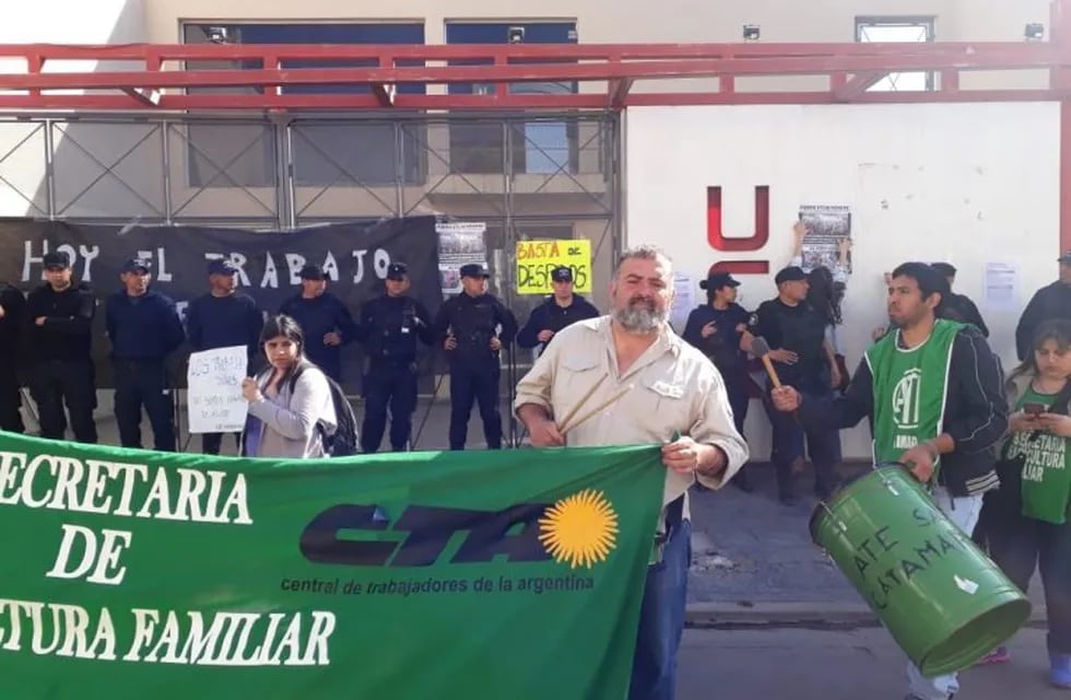 Protesta de los trabajadores de Agricultura Familiar en la sede de la UCR