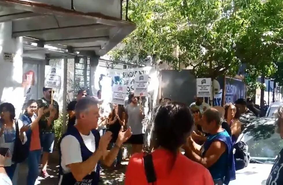 El Sindicato de Prensa de Rosario (SPR) encabezó la protesta frente a LT3. (Captura de pantalla)