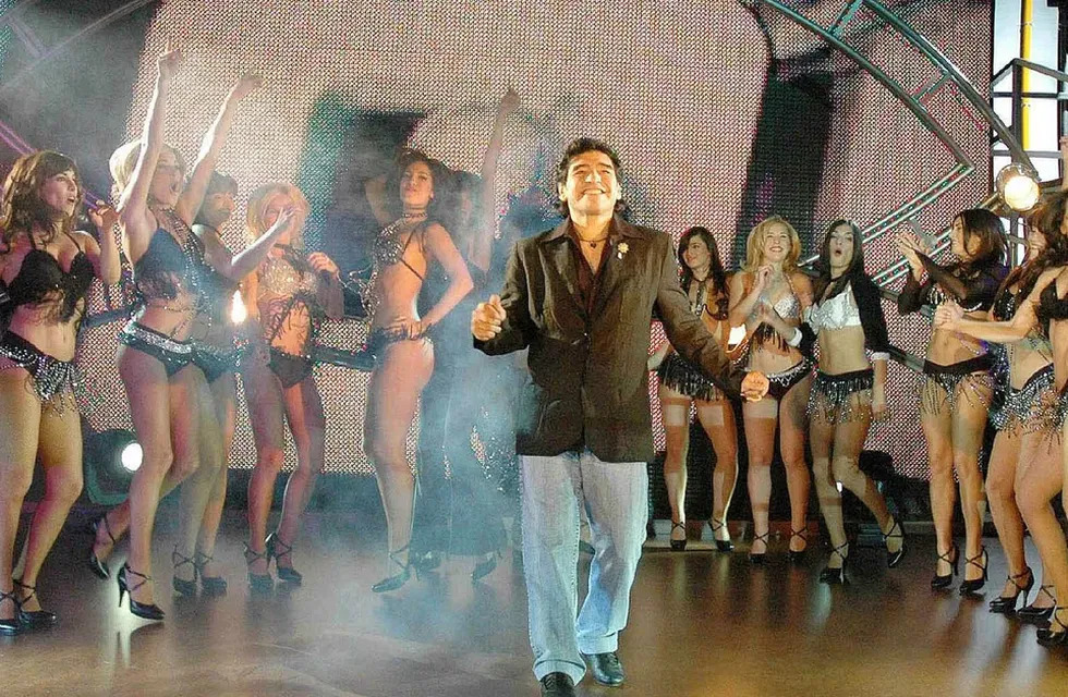 Diego Maradona fue homenajeado en los Premios Martín Fierro 2022. En la imagen, se lo ve en su icónico programa, La Noche del Diez.