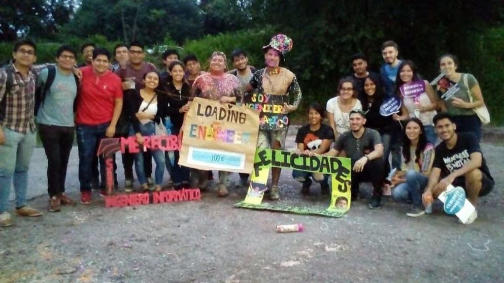 Los nuevos graduados, en el festejo con familiares y amigos.