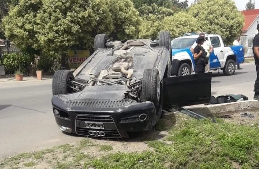 Un Audi A5 quedó volcado en Funes tras una persecución. (Maximiliano Pullaro)