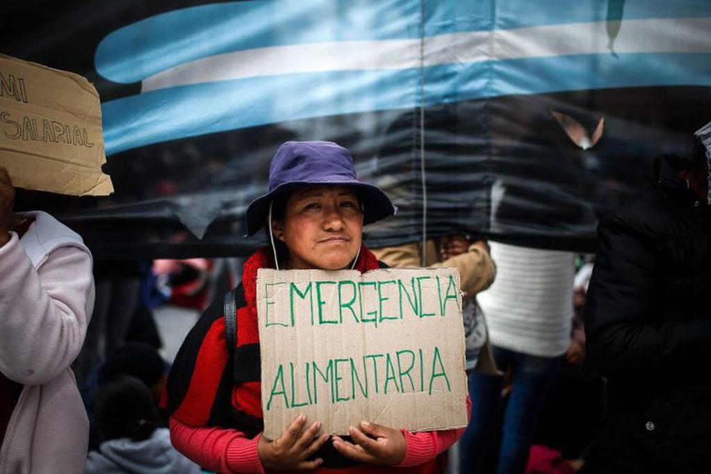 Imagen archivo. Organizaciones sociales acamparon la semana pasada en la Plaza de Mayo por la declaración de Emergencia Alimentaria. EFE/ Juan Ignacio Roncoroni.