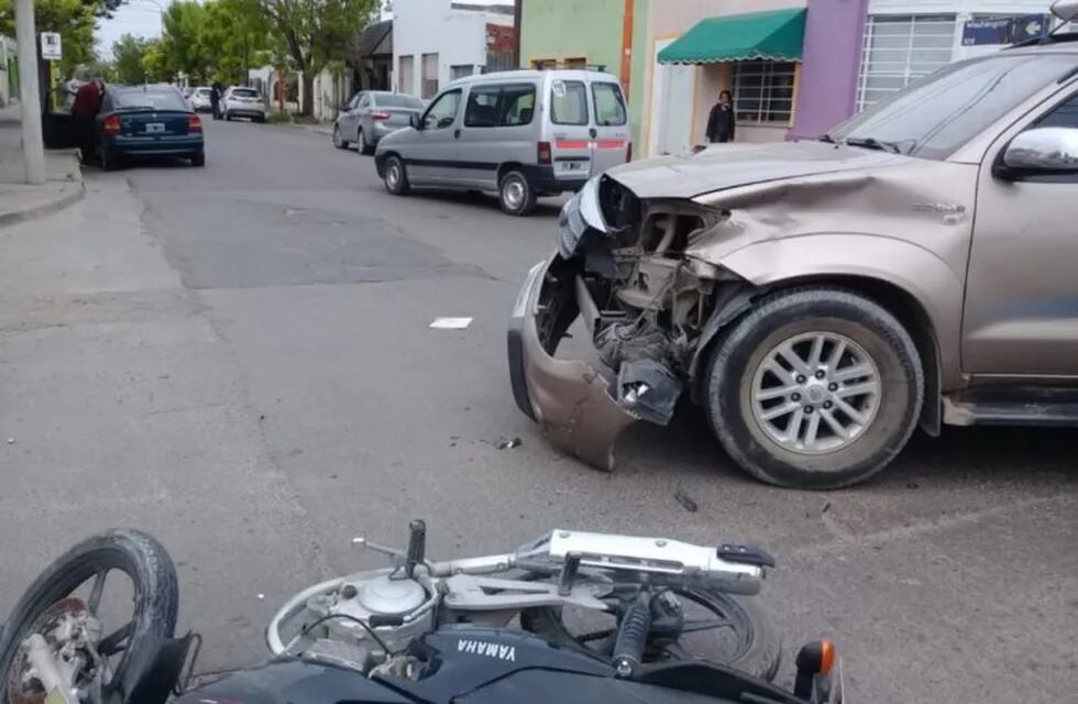 Una mujer heridas tras un choque entre una moto y una camioneta