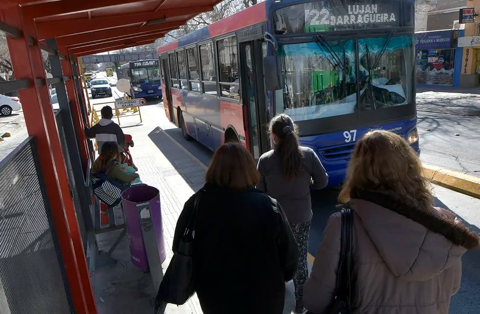 Las nuevas disposiciones del Gobierno plantean, entre otras cosas, un aforo máximo de pasajeros por vehículo. Foto Los Andes/Orlando Pelichotti.